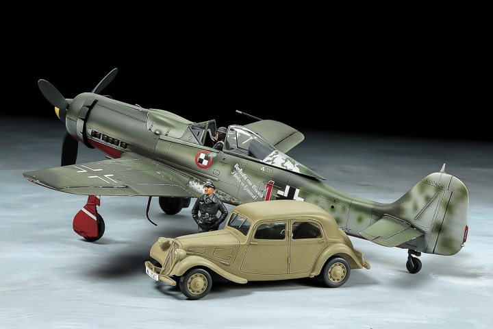 TAMIYA 1/48 Focke-Wulf Fw190 D-9 JV44 & Citroën Traction i gruppen SPORT, FRITID & HOBBY / Hobby / Plastmodeller / Militärfordon (Land) hos TP E-commerce Nordic AB (C31751)