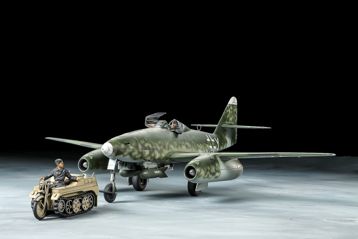 TAMIYA 1/48 Messerschmitt Me262 A-2a w/Kettenkraftrad i gruppen SPORT, FRITID & HOBBY / Hobby / Plastmodeller / Flyg/Helikoptrar hos TP E-commerce Nordic AB (C31761)