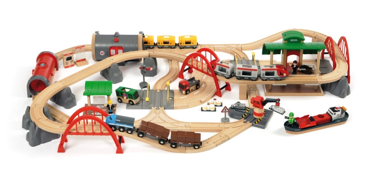 BRIO World 33052 - Deluxe Järnvägsset i gruppen LEKSAKER, BARN- & BABYPRODUKTER / Leksaker / Byggleksaker / Brio tågbanor hos TP E-commerce Nordic AB (C40388)