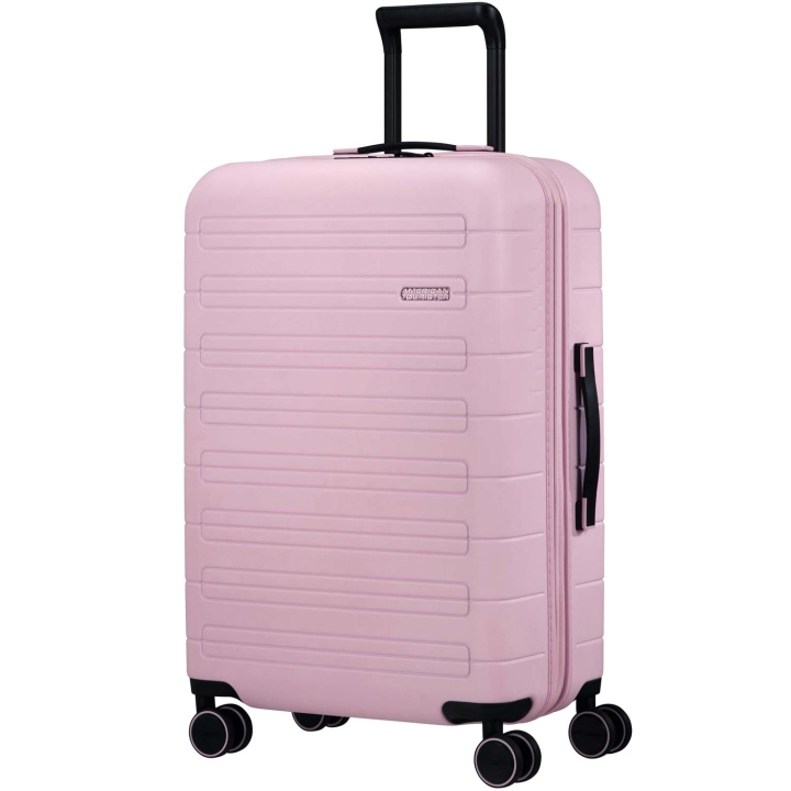 American Tourister Novastream Resväska 67 Exp Rosa i gruppen SPORT, FRITID & HOBBY / Resetillbehör / Resväskor hos TP E-commerce Nordic AB (C57503)