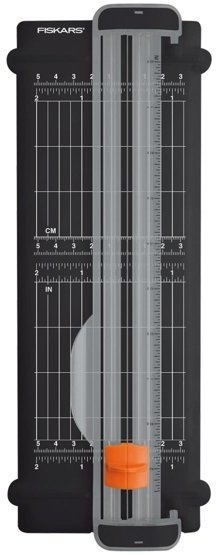 Fiskars A5 SureCut™ Titan-pappersskärare i återvunnet material, 22 cm. i gruppen HEM, HUSHÅLL & TRÄDGÅRD / Kontorsmaterial / På skrivbordet hos TP E-commerce Nordic AB (C57621)