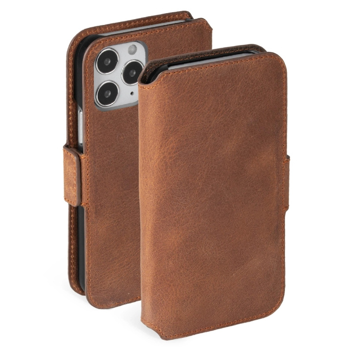 Krusell iPhone 12 Pro Max PhoneWallet Leathe, Cognac i gruppen SMARTPHONE & SURFPLATTOR / Mobilskydd / Apple / iPhone 12 Pro Max hos TP E-commerce Nordic AB (C65280)