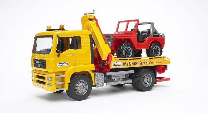 Bruder Man TGA Breakdowntruck med terrängfordon (02750) i gruppen LEKSAKER, BARN- & BABYPRODUKTER / Leksaker / Leksaksbilar & andra fordon hos TP E-commerce Nordic AB (C83789)