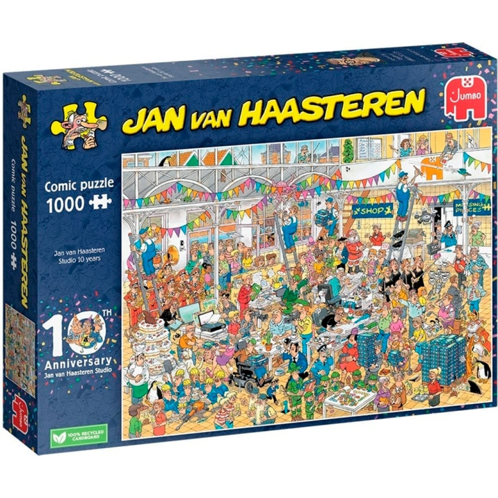 Jan van Haasteren JVH Studio (1000 bitar) (JUM00028) i gruppen SPORT, FRITID & HOBBY / Hobby / Pussel hos TP E-commerce Nordic AB (C89999)