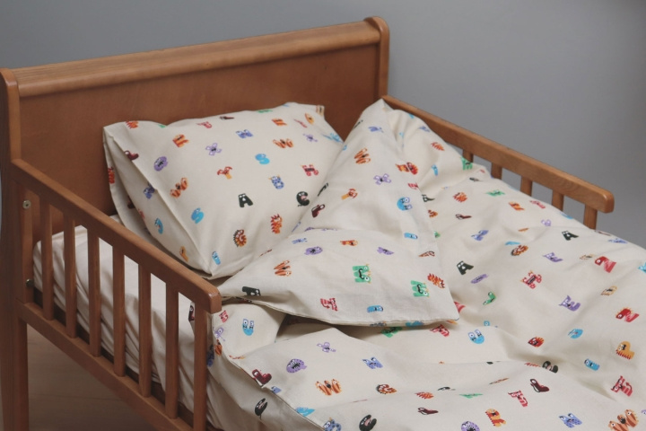 By Mats Sänglinne Junior Storlek 100 x 140 cm - Monsterbokstäver (MAT127) i gruppen LEKSAKER, BARN- & BABYPRODUKTER / Barntextilier / Sängkläder / Bäddset för barn & junior hos TP E-commerce Nordic AB (C97351)