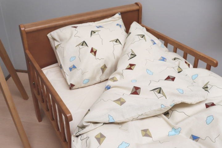 By Mats Sänglinne Baby Storlek 70 x 100 cm - Flygande Drake (MAT130) i gruppen LEKSAKER, BARN- & BABYPRODUKTER / Barntextilier / Sängkläder / Bäddset för vagn & vagga hos TP E-commerce Nordic AB (C97353)