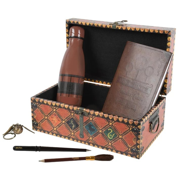 Pyramid International HARRY POTTER (QUIDDITCH TRUNK) PREMIUM GIFT SET i gruppen SPORT, FRITID & HOBBY / Roliga prylar / Samlarobjekt hos TP E-commerce Nordic AB (D15475)
