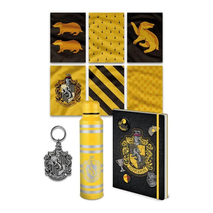 Pyramid International HARRY POTTER (COLOURFUL CREST HUFFLEPUFF) PREMIUM GIFT SET i gruppen SPORT, FRITID & HOBBY / Roliga prylar / Samlarobjekt hos TP E-commerce Nordic AB (D15481)