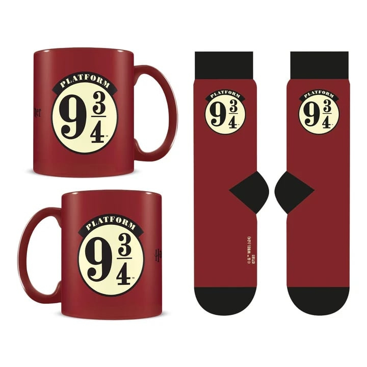 Pyramid International HARRY POTTER (PLATTFORM 9 3/4) MUGG & STRUMPOR SET i gruppen SPORT, FRITID & HOBBY / Roliga prylar / Samlarobjekt hos TP E-commerce Nordic AB (D15563)