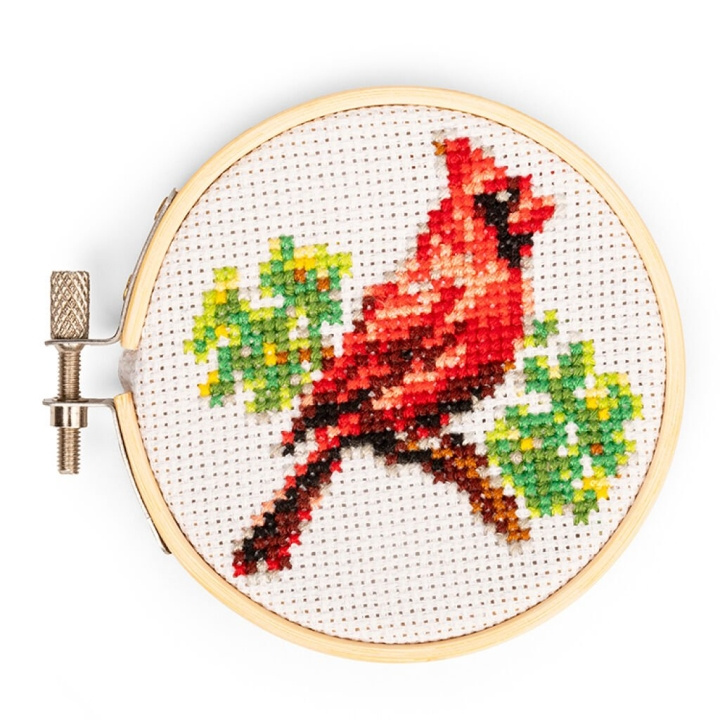 Kikkerland Kardinal MiniCross Stitch Broderi - (GG276) i gruppen SPORT, FRITID & HOBBY / Roliga prylar / Övrigt hos TP E-commerce Nordic AB (D17598)