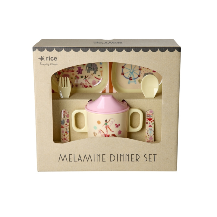RICE Babyservis i melamin - Fun Fair Print - Rosa i gruppen LEKSAKER, BARN- & BABYPRODUKTER / Äta & Dricka / Barnserviser hos TP E-commerce Nordic AB (D19433)