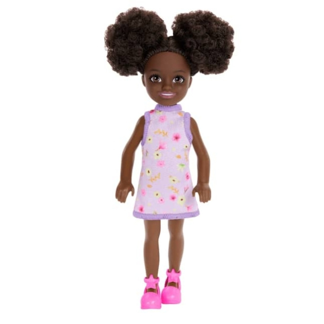 Barbie Chelsea Doll, Liten Docka - Lila blommig klänning med rymdknutar och bruna ögon (HXM96) i gruppen LEKSAKER, BARN- & BABYPRODUKTER / Leksaker / Dockor & Tillbehör hos TP E-commerce Nordic AB (D21950)