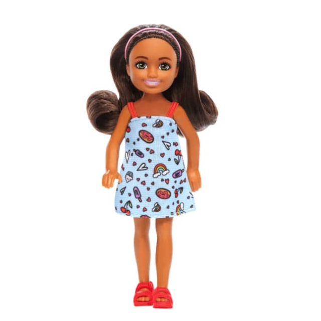Barbie Chelsea Doll, liten docka - blå klänning med brunt hår och gröna ögon (HXM97) i gruppen LEKSAKER, BARN- & BABYPRODUKTER / Leksaker / Dockor & Tillbehör hos TP E-commerce Nordic AB (D21951)