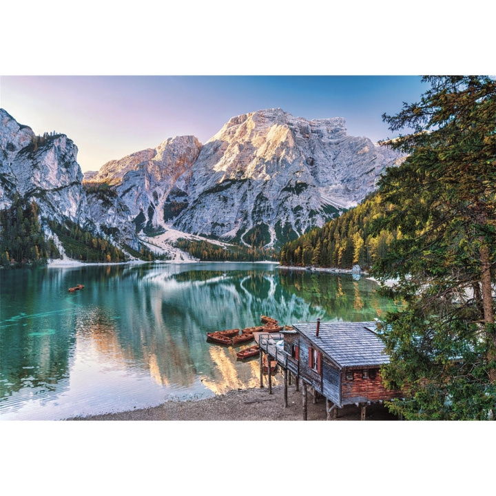 Clementoni Pussel 1000 Pcs CB High Quality Collection Emerald Lake Braies i gruppen SPORT, FRITID & HOBBY / Hobby / Pussel hos TP E-commerce Nordic AB (D22871)