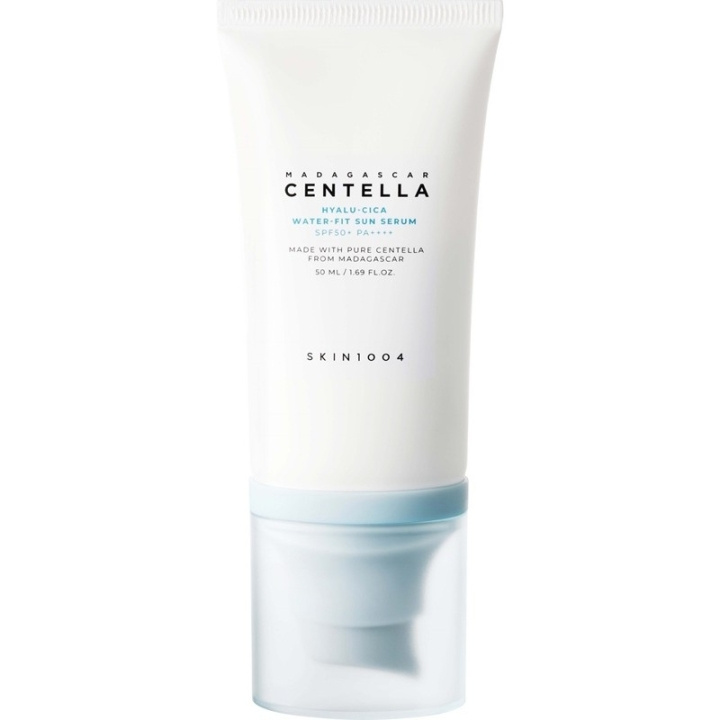 SKIN1004 Madagascar Centella Hyalu-Cica Water-Fit Sun Serum SPF50+PA++++ 50 ml i gruppen SKÖNHET & HÄLSA / Hudvård / Solskydd & Tanning / Solskydd hos TP E-commerce Nordic AB (D23318)