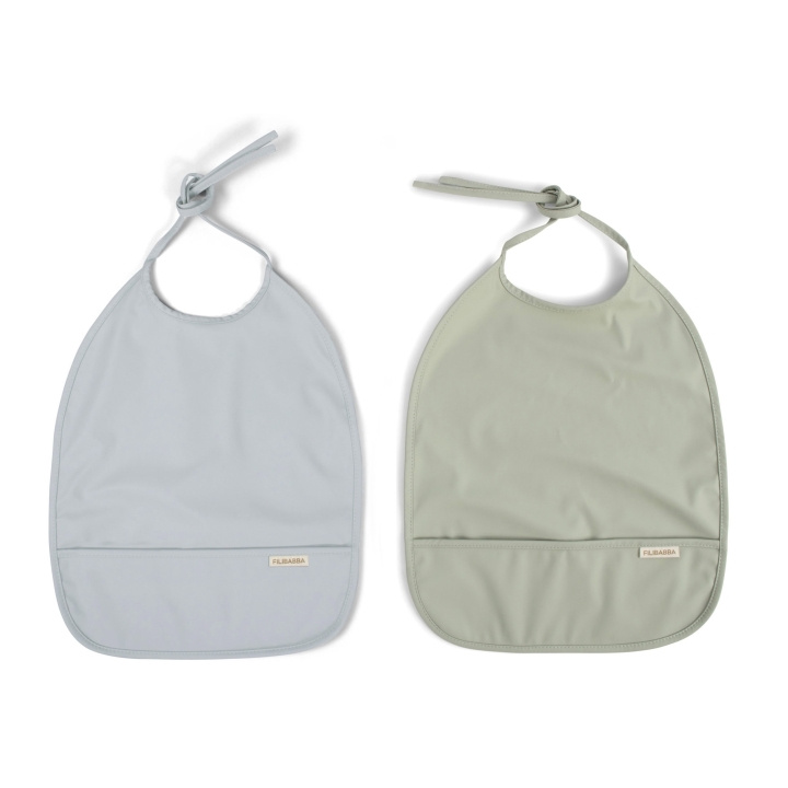 Filibabba Haklapp med knytband 2-pack - Pearl Blue + Desert Sage - 6-36 m i gruppen LEKSAKER, BARN- & BABYPRODUKTER / Äta & Dricka / Haklappar hos TP E-commerce Nordic AB (D24268)