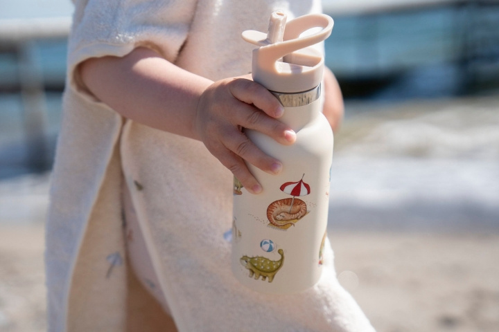 Filibabba Vattenflaska i rostfritt stål - Dino Beach - Beige - 6-60 m (FI-03589) i gruppen LEKSAKER, BARN- & BABYPRODUKTER / Äta & Dricka / Flaskor & Barnmuggar hos TP E-commerce Nordic AB (D24298)