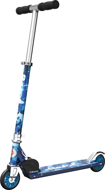 Razor A Shark Camo - Blå - (13010345) i gruppen LEKSAKER, BARN- & BABYPRODUKTER / Uteleksaker / Cyklar & Sparkcyklar hos TP E-commerce Nordic AB (D24527)