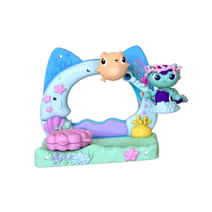 Gabby\'s Dollhouse Gabby\'s Movie Balcony - Swing & Swim (6074163) i gruppen LEKSAKER, BARN- & BABYPRODUKTER / Leksaker / Figurer, Miniatyrer & tillbehör hos TP E-commerce Nordic AB (D27768)