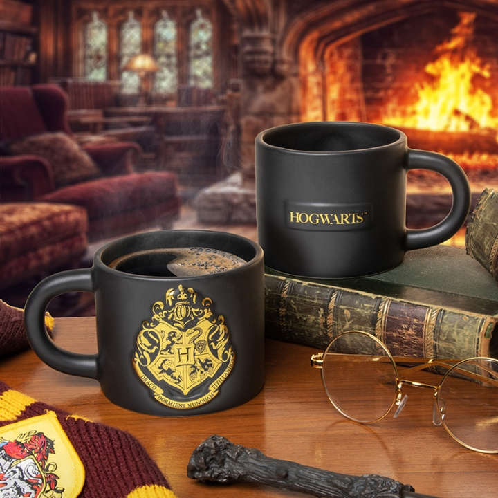 Paladone Präglad mugg med Hogwarts vapensköld i gruppen SPORT, FRITID & HOBBY / Roliga prylar / Muggar hos TP E-commerce Nordic AB (D28753)