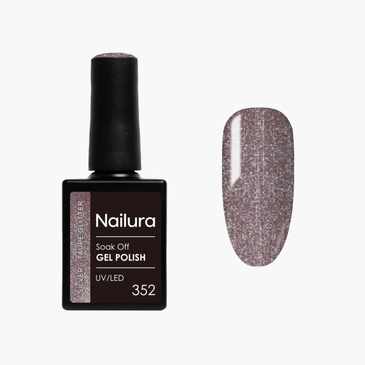 Nailura Gel Polish 352 – Silver Taupe Glitter – 10 ml i gruppen SKÖNHET & HÄLSA / Manikyr/Pedikyr / Nagellack hos TP E-commerce Nordic AB (D41585)