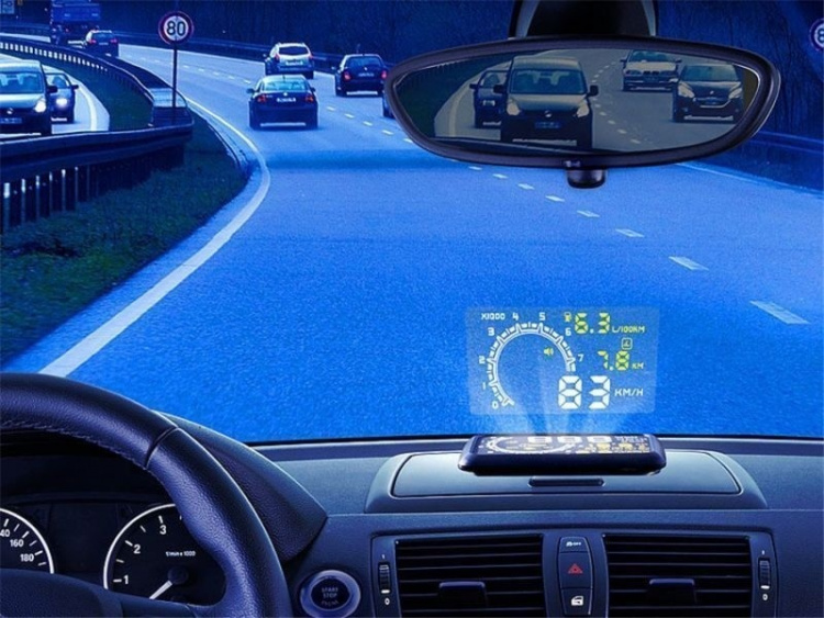Head-Up display visar information på vindrutan, OBD2