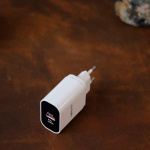 Väggladdare med display - USB+USB-C med QC 3.0 och PD 3.0, 20W Väggladdare med display - USB+USB-C med QC 3.0 och PD 3.0, 20W