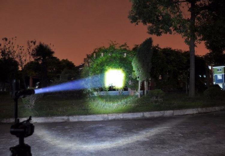 XML-T6 - vattentät ficklampa med 3800 lumen & zoom-effekt