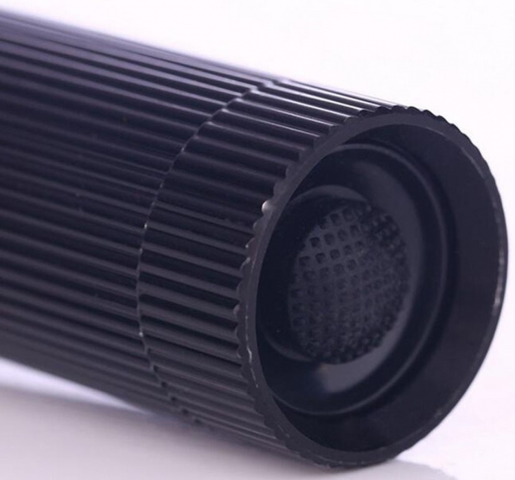 Liten ficklampa, Svart