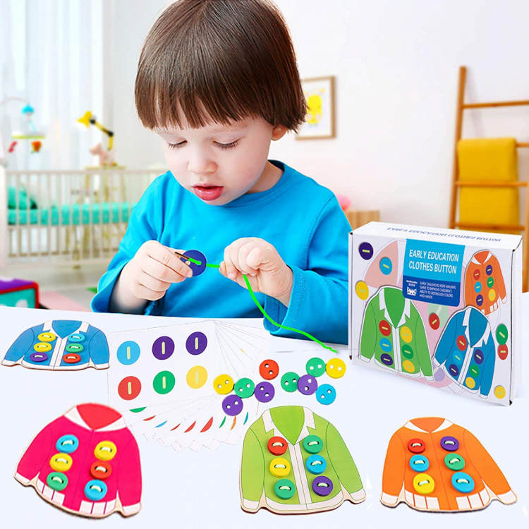 Trä knappar på tröja - utvecklande spel för småbarn Trä knappar på tröja - utvecklande spel för småbarn