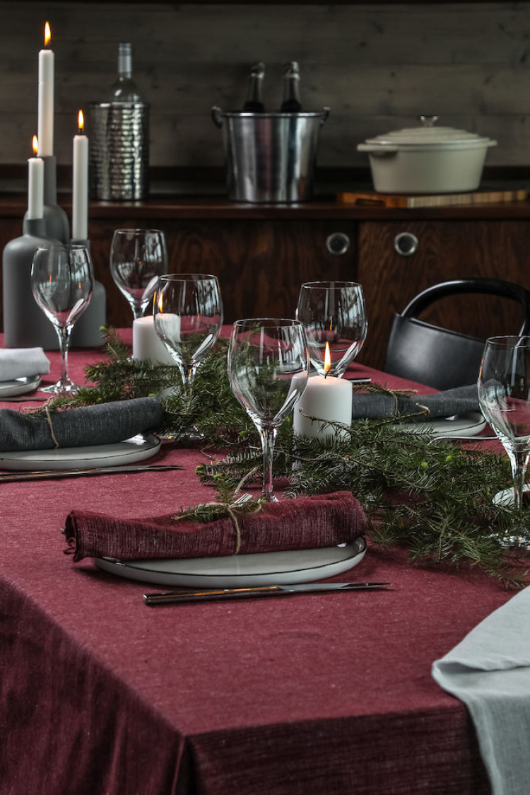 Kosta Linnewäfveri Eliza Duk 150x250cm, Vinröd