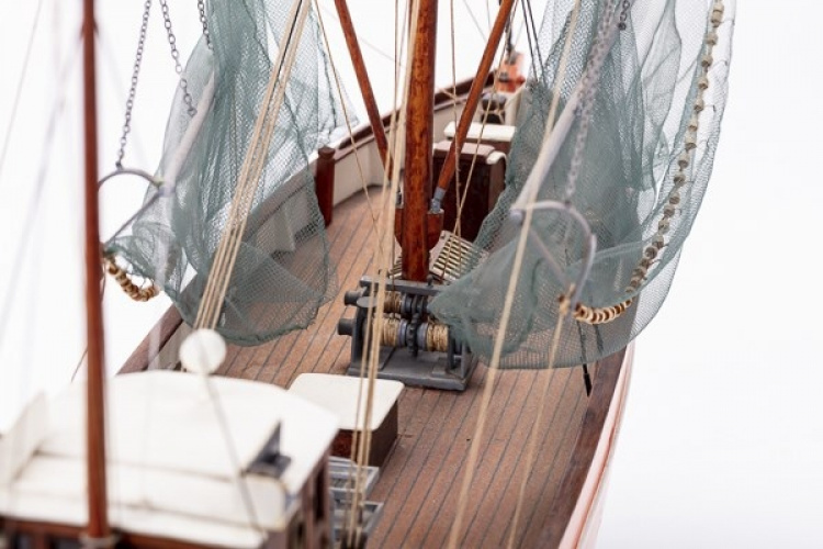 1:33 CUX 87 (Krabbenkutter) -wooden hull