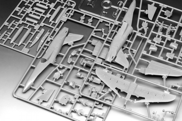 Revell 1:72 Model Set BAE Hawk T.1