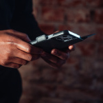 Krusell Leather Phone Wallet iPhone 13 Mini Svart Krusell Leather Phone Wallet iPhone 13 Mini Svart