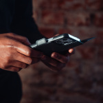 Krusell Leather Phone Wallet iPhone 13 Pro Max Svart Krusell Leather Phone Wallet iPhone 13 Pro Max Svart