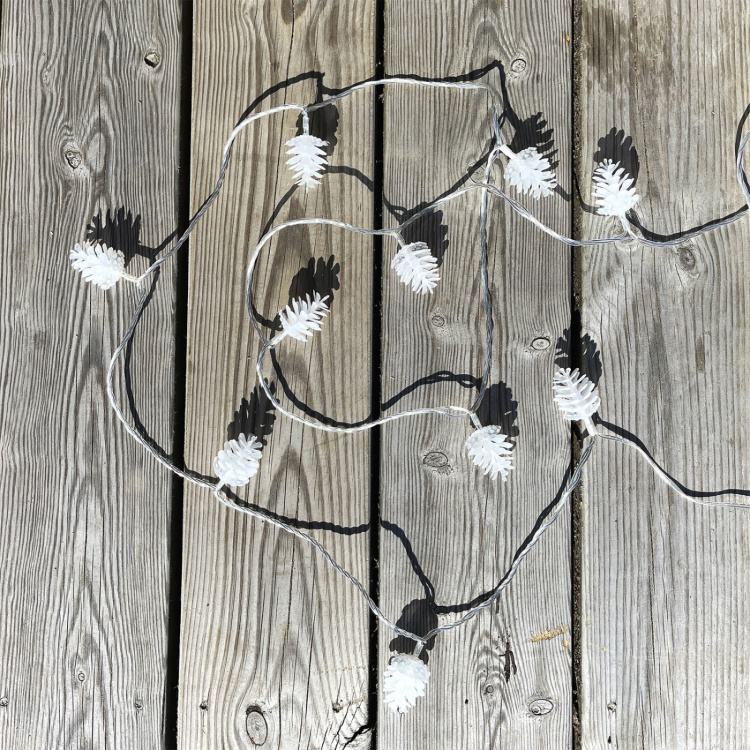 LightsOn Pine 10m ljusslinga vita ljusskimrande kottar