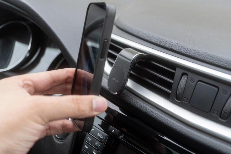 DELTACO Magnetisk bilhållare för smartphones, montering på fläktgaller, Vinklad, Svartd