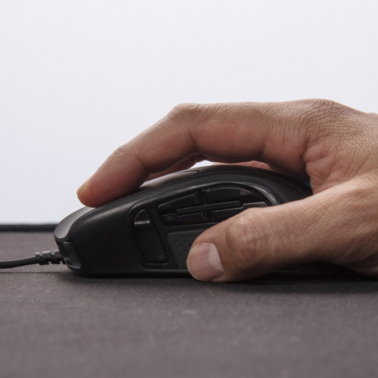 HyperX Pulsefire Raid ergonomisk mus, Pixart 3389 sensor, 11 programmerbara knappar, 1,8 m kabel, svart