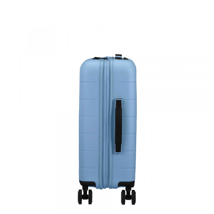 American Tourister Nova Stream Spinner 55/20 Expand Pastellblå American Tourister Nova Stream Spinner 55/20 Expand Pastellblå