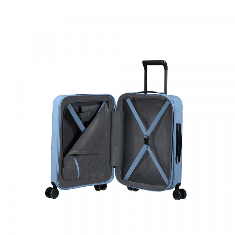 American Tourister Nova Stream Spinner 55/20 Expand Pastellblå American Tourister Nova Stream Spinner 55/20 Expand Pastellblå