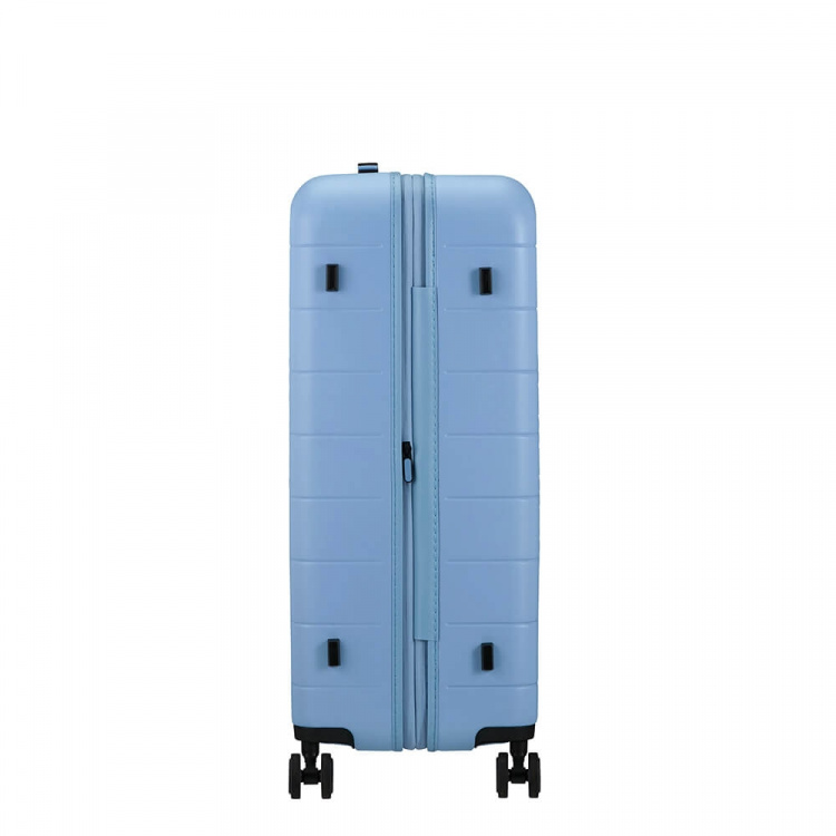 American Tourister Nova Stream Spinner 77/28 Expand Pastellblå American Tourister Nova Stream Spinner 77/28 Expand Pastellblå