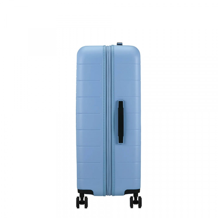 American Tourister Nova Stream Spinner 77/28 Expand Pastellblå American Tourister Nova Stream Spinner 77/28 Expand Pastellblå