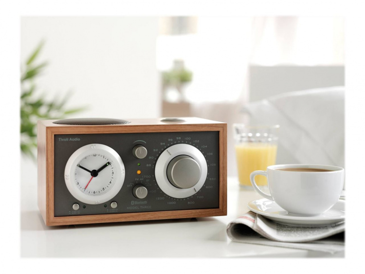 Tivoli Audio Klockradio Model Three BT USB Cherry/Taupe Tivoli Audio Klockradio Model Three BT USB Cherry/Taupe