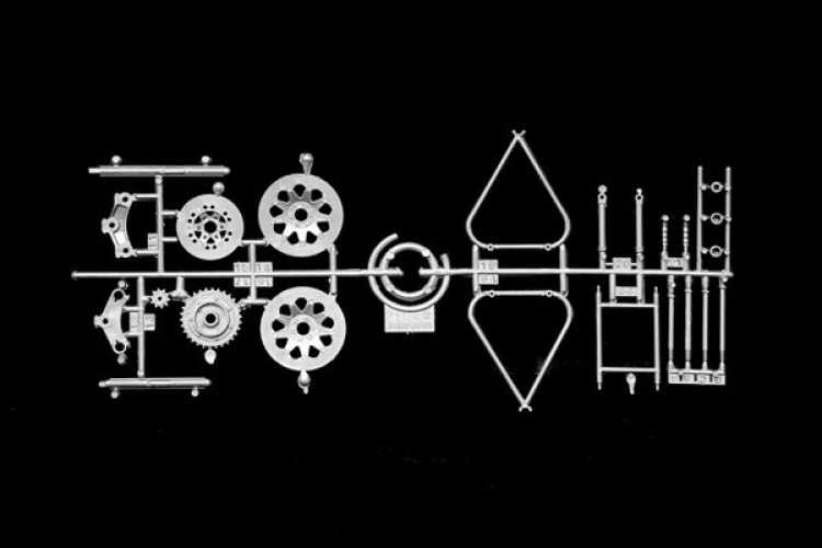 ITALERI 1:9 Suzuki RG 500 XR27 1978 Team Heron