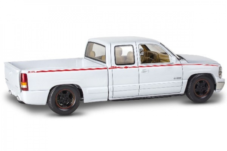 Revell 1999 Chevy Silverado Custom Pickup Revell 1999 Chevy Silverado Custom Pickup