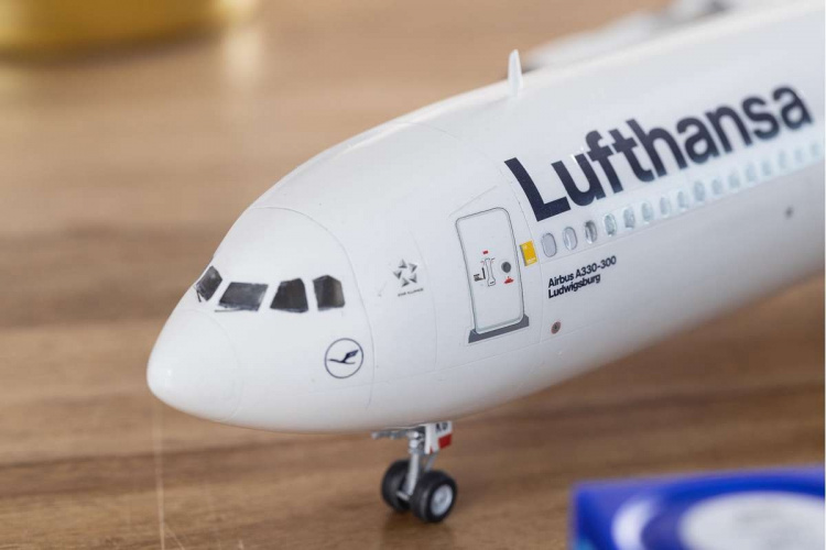 Revell Airbus A330-300 - Lufthansa \'New Livery\' 1:144 Revell Airbus A330-300 - Lufthansa \'New Livery\' 1:144