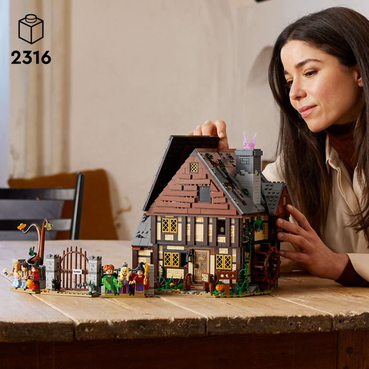 LEGO Ideas 21341 - Disney Hocus Pocus: Systrarna Sandersons stuga