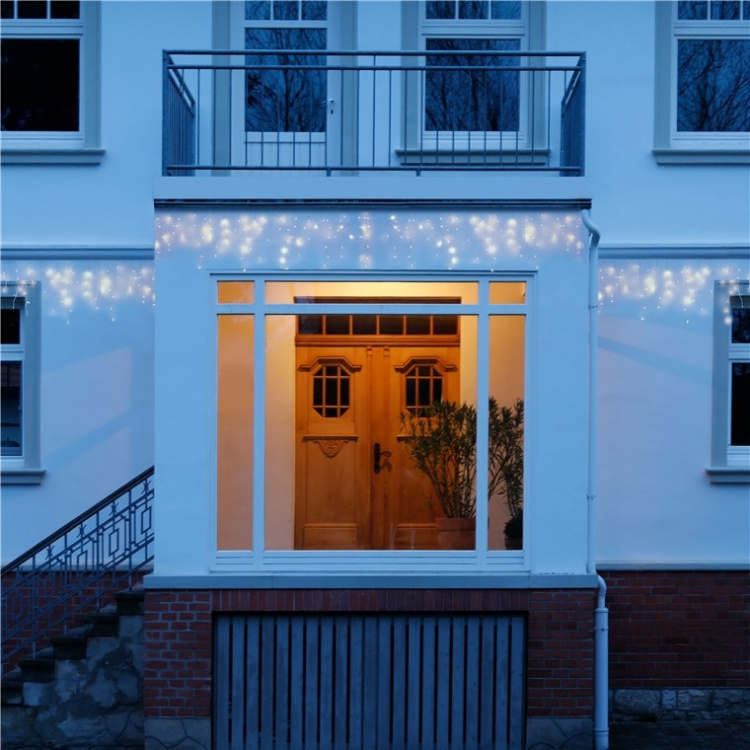 Goobay 400er LED-ljuskedja för isregn med timerfunktion och 24 V transformator för utomhusbruk, varmvitt (3000 K), för inomhus- och utomhusbruk (IP44) Goobay 400er LED-ljuskedja för isregn med timerfunktion och 24 V transformator för utomhusbruk, varmvitt (3000 K), för inomhus- och utomhusbruk (IP44)