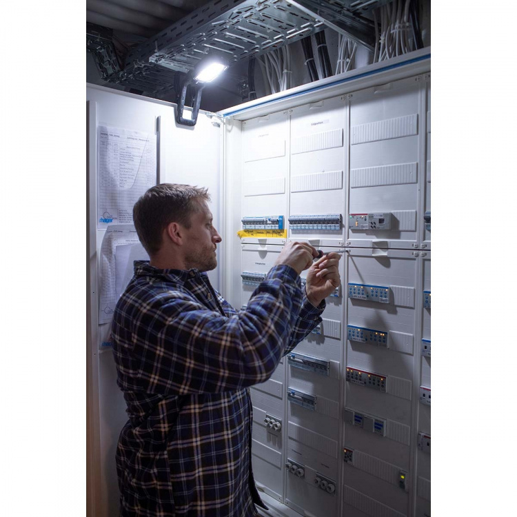 Brennenstuhl Spännbar LED-arbetslampa 1050 MA (batteri LED-arbetslampa 10W, 950lm, IP65, 12h brinntid, konstruerad i Tyskland) Brennenstuhl Spännbar LED-arbetslampa 1050 MA (batteri LED-arbetslampa 10W, 950lm, IP65, 12h brinntid, konstruerad i Tyskland)