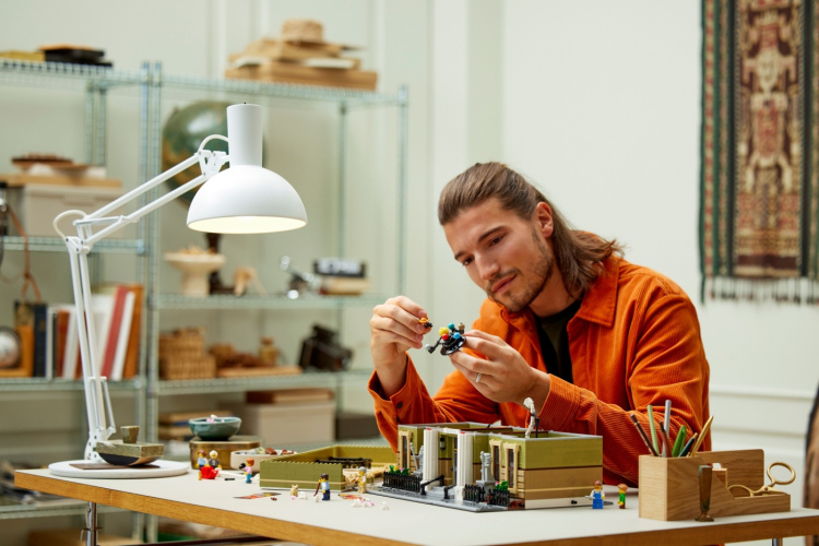 LEGO Icons 10326 - Natural History Museum